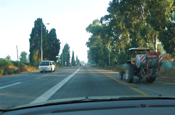 היכן ינועו כלי רכב בדרך המחולקת על ידי קו הפרדה רצוף?