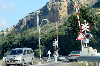 איזו חובה מוטלת על נהג המתקרב למפגש מסילת ברזל המוגן במחסום ומוצב בו רמזור?