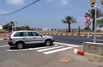 כיצד תנהג בהתקרבך לצומת המתואר בתמונה?
