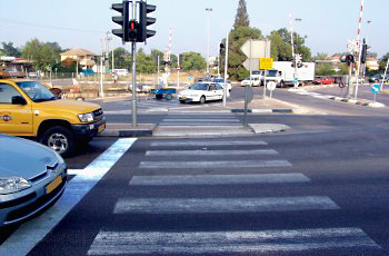 היכן תעצור כשבצומת שלפניך דולק ברמזור האור האדום?