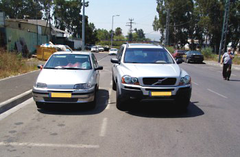 האם מותר להעמיד רכב לצד רכב אחר החונה בצד הדרך? 