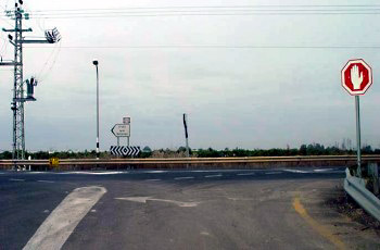 מהו הסיכון העיקרי בהתקרבות לצומת בכביש רטוב?