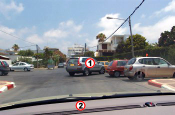הרכב הכסוף (1) יוצא מחנייה בנסיעה אחורנית. כיצד תגיב?