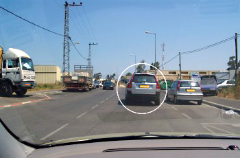 נתיב נסיעתך נחסם על ידי הרכב הכסוף החונה בחנייה כפולה (מסומן בעיגול). מה עליך לעשות? 