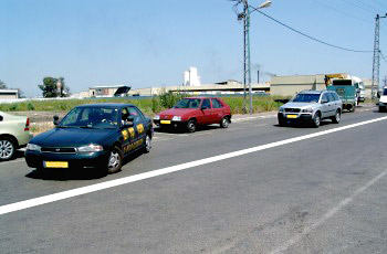 כיצד על נהג הרכב הכסוף להגיב כאשר נהג הרכב הכהה רוצה להחנות את רכבו בין שני כלי רכב לצד המדרכה, בנסיעה לאחור?