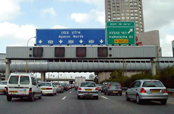 אתה נוהג בדרך שיש בה תנועה כבדה. כיצד תוודא נסיעה בטוחה? 