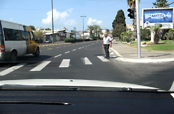כיצד תנהג על פי הנראה בתמונה?