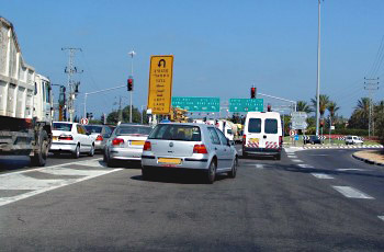 איזו עבירה בוצעה לפי התמונה שלפניך, בהנחה שכלי הרכב תקינים?