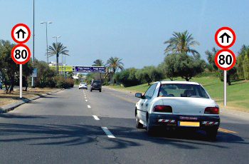 מה המהירות המרבית (בקמ"ש) המותרת לרכב פרטי בקטע הדרך שלפניך?
