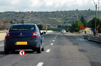מה אינו נכון בהתנהגותו של נהג הרכב הכחול (1)?