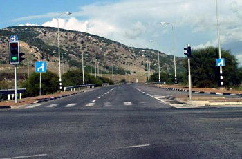 בהמשך הדרך חלים שינויים בסדרי התנועה. כיצד תיערך לקראת שינויים אלה, כשאתה נוהג בנתיב הימני?  