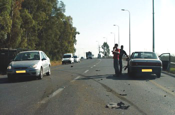 כיצד תנהג בהתקרבך למקום כמתואר בתמונה?