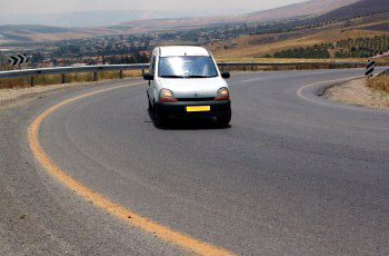 האם, לדעתך, מיקומו של הרכב הלבן בתוך העקומה נכון?