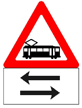 תמרור 128 — רכבת מקומית חוצה. הוצב מתחתיו תמרור 629 עם חצים, תתכן תנועת רכבות בשני הכיוונים