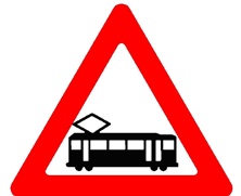 תמרור 128 — רכבת מקומית חוצה. הוצב מתחתיו תמרור 629 עם חצים, תתכן תנועת רכבות בשני הכיוונים